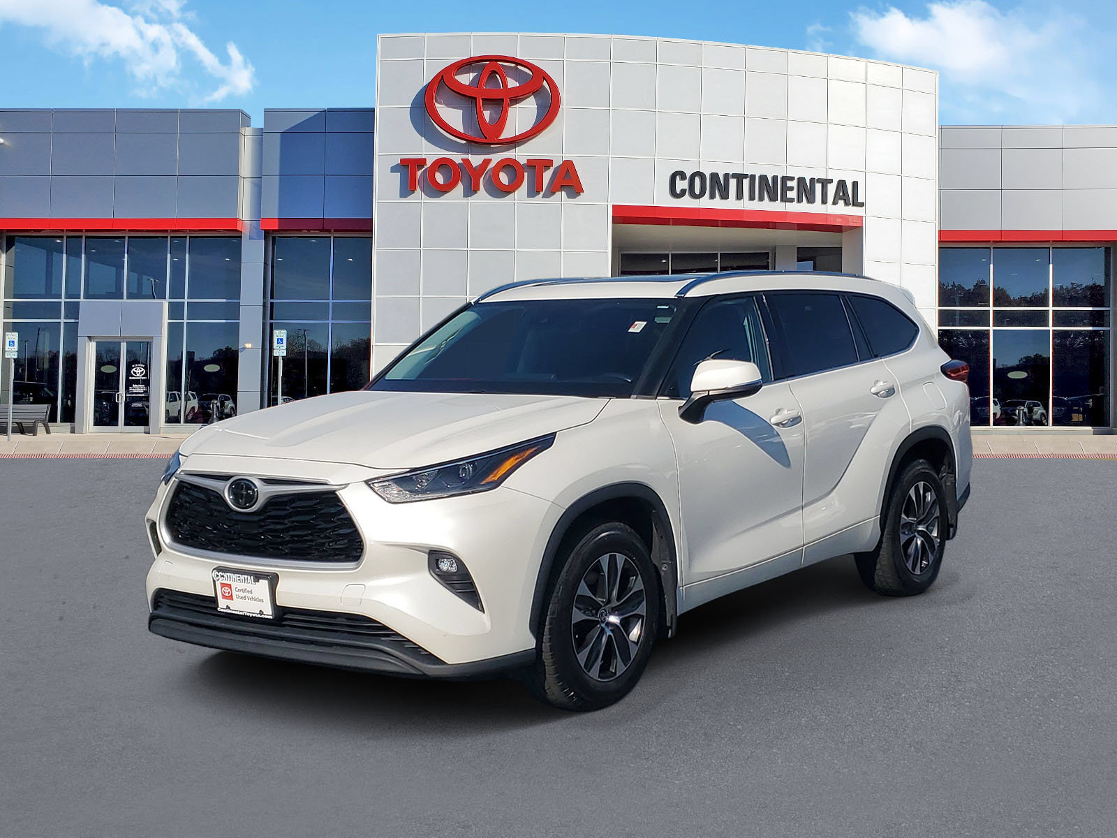 Certified 2021 Toyota Highlander XLE AWD/4WD image 3
