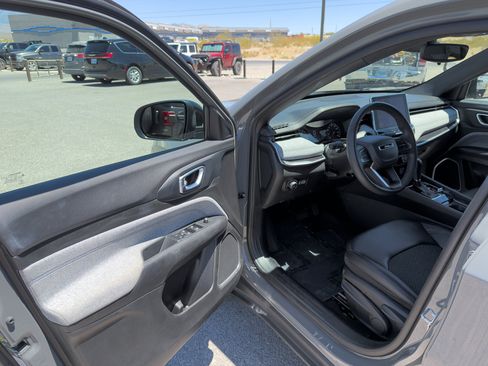 Used 2024 Jeep Compass Latitude AWD/4WD image 10