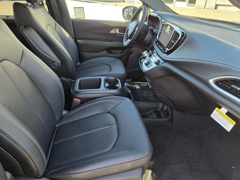 New 2026 Chrysler Pacifica Select image 32