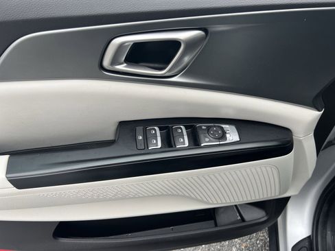 Used 2023 Kia Carnival LX image 14