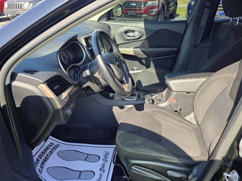 Used 2017 Jeep Cherokee Latitude w/ Cold Weather Group image 10