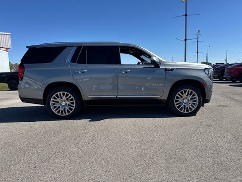 Used 2023 GMC Yukon SLT w/ SLT Premium Package image 8