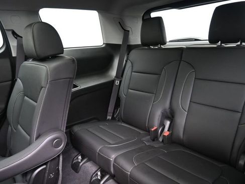 Used 2023 GMC Acadia SLT w/ Elevation Edition image 20