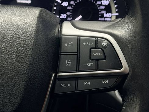 Used 2024 Toyota Highlander LE AWD/4WD image 20