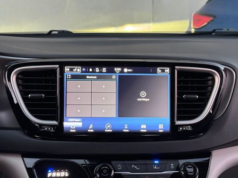 Used 2024 Chrysler Pacifica Touring-L image 18