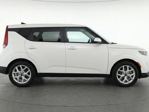 Used 2025 Kia Soul LX w/ LX Technology Package FWD image 11