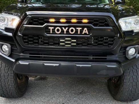 Used 2022 Toyota Tacoma SR w/ SR Convenience Package RWD image 11