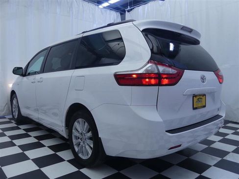 Used 2017 Toyota Sienna LE image 4