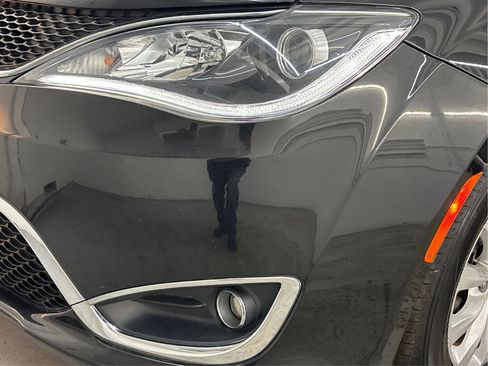 Used 2017 Chrysler Pacifica Touring-L image 33