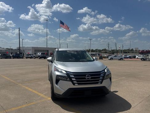 Certified 2025 Nissan Rogue SV FWD image 4