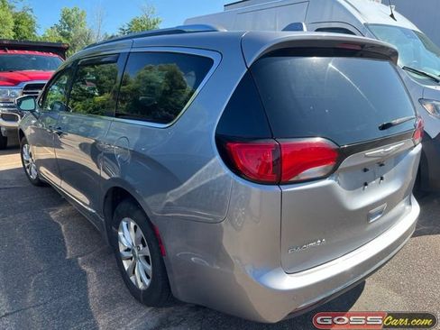 Used 2019 Chrysler Pacifica Touring-L FWD image 4