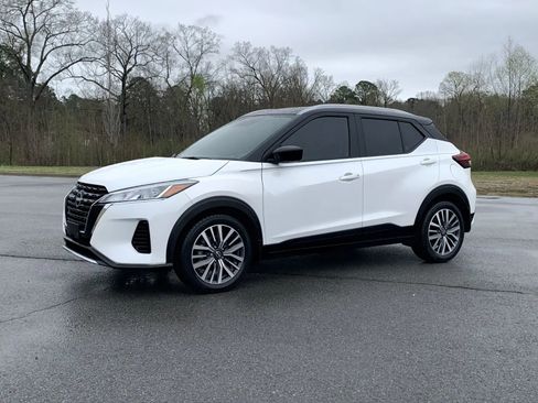 Used 2022 Nissan Kicks SV image 3