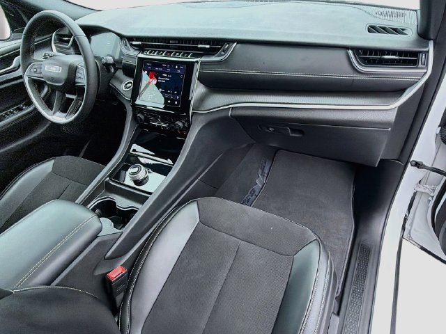 Used 2024 Jeep Grand Cherokee Altitude AWD/4WD image 31