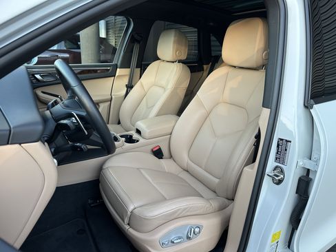 Certified 2025 Porsche Macan AWD/4WD image 5