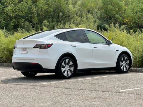 Used 2022 Tesla Model Y Long Range image 11