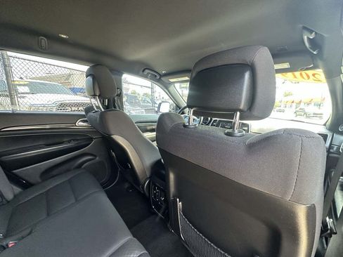 Used 2019 Jeep Grand Cherokee Laredo RWD image 31