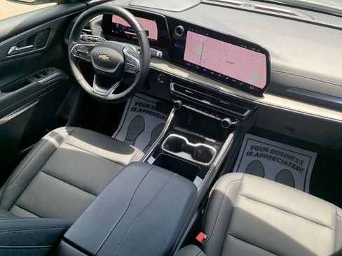 Used 2025 Chevrolet Traverse LT FWD image 46