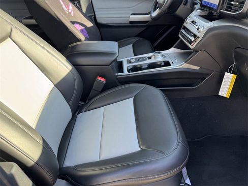 Used 2022 Ford Explorer XLT w/ Equipment Group 202A image 6