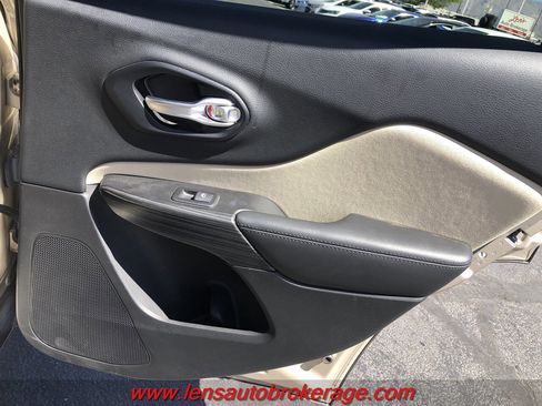 Used 2015 Jeep Cherokee Latitude w/ Comfort/Convenience Group image 18