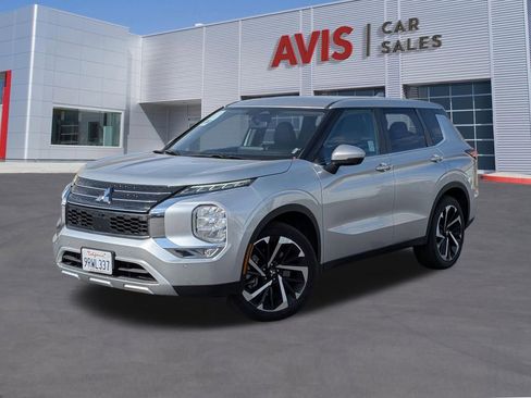 Used 2024 Mitsubishi Outlander SE image 1