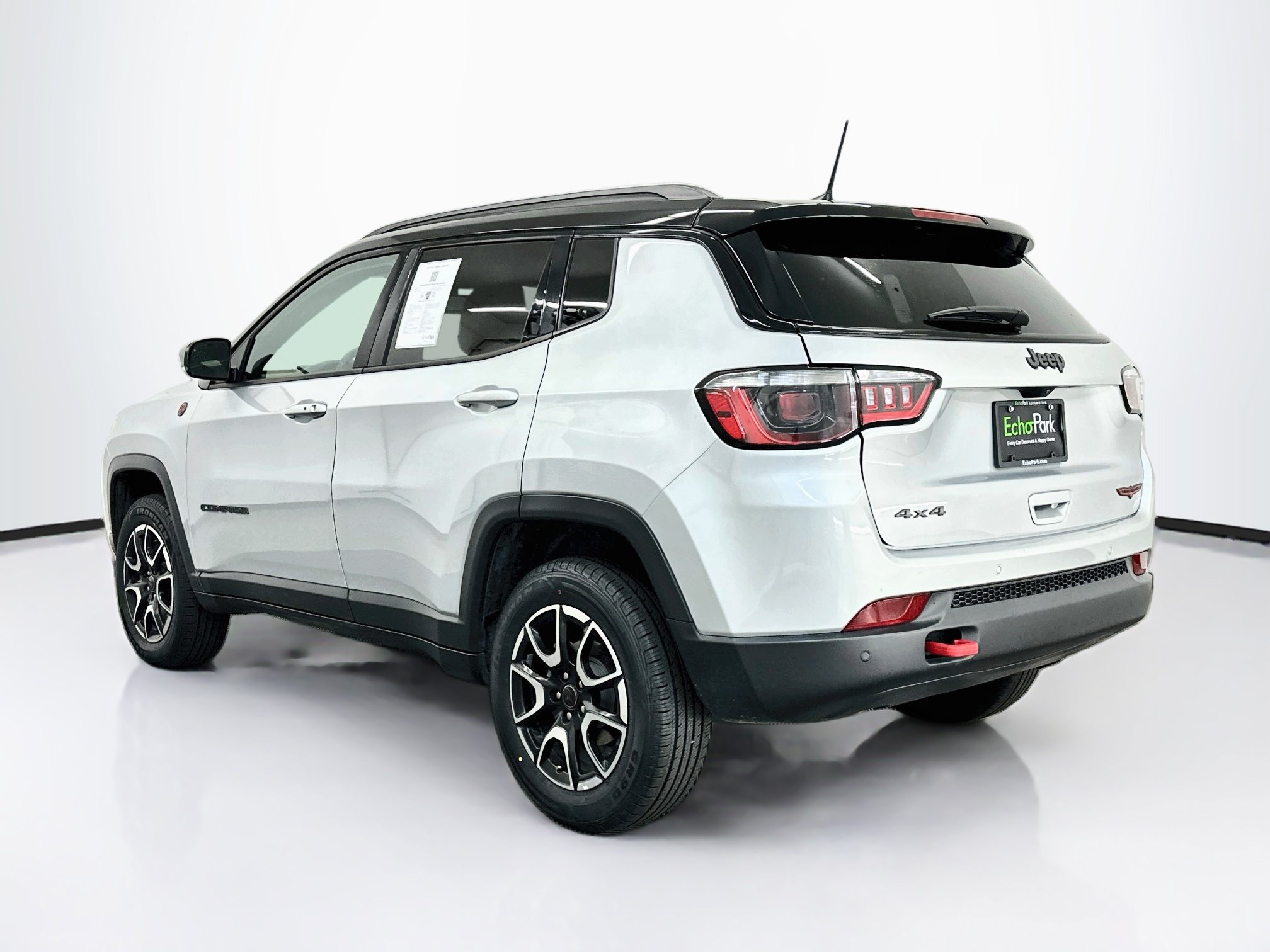 Used 2025 Jeep Compass Trailhawk AWD/4WD image 5