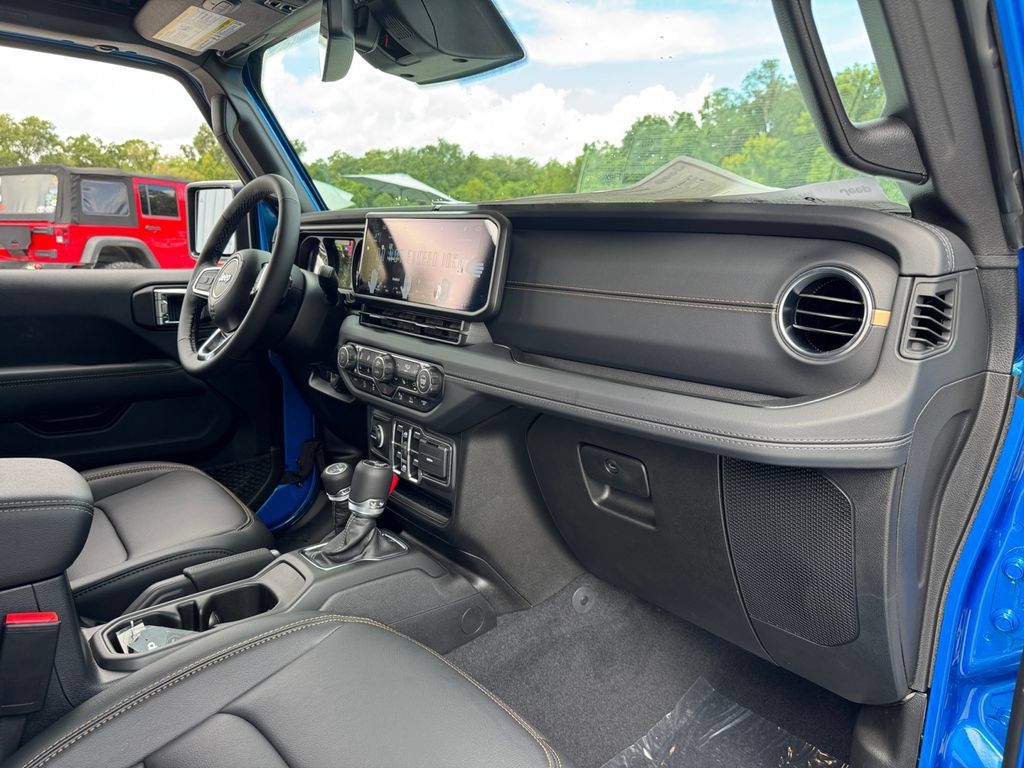 New 2025 Jeep Wrangler Unlimited Sahara AWD/4WD image 16