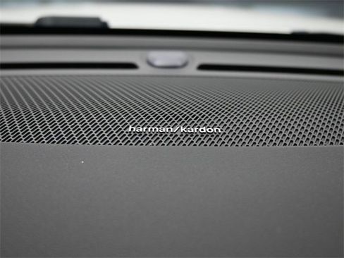 Used 2024 Volvo XC40 B5 Plus image 29