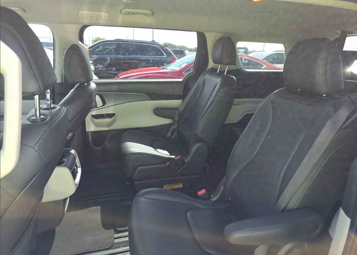 Used 2022 Kia Carnival LX FWD image 41