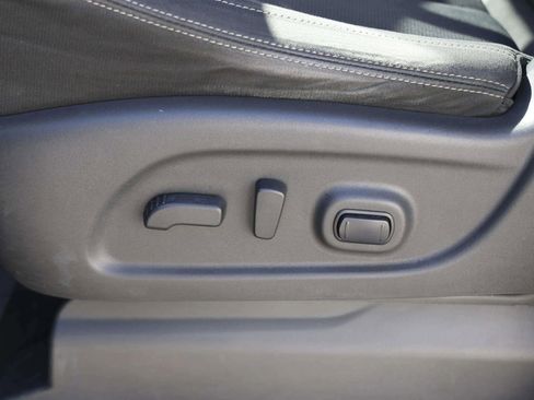 Used 2017 Nissan Titan SV image 18