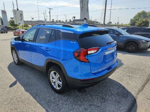 Used 2024 GMC Terrain SLE w/ Driver Convenience Package FWD image 3