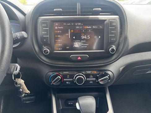 Used 2025 Kia Soul LX w/ LX Technology Package FWD image 17