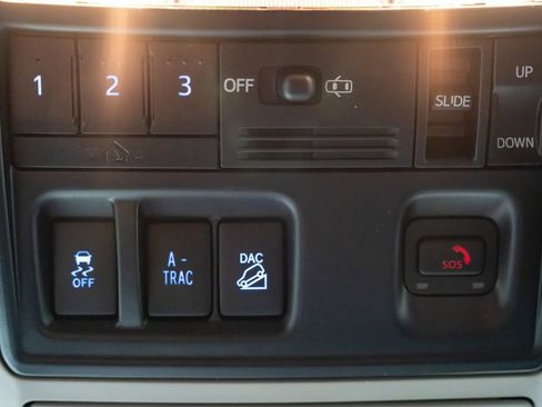 Used 2022 Toyota 4Runner SR5 Premium w/ Moonroof Package AWD/4WD image 22