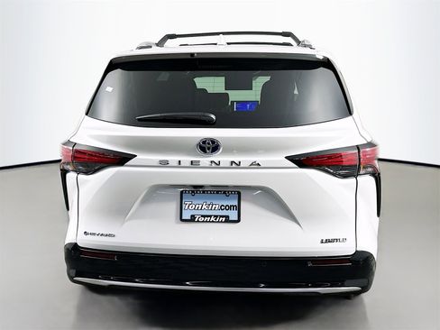 Used 2025 Toyota Sienna Limited image 6