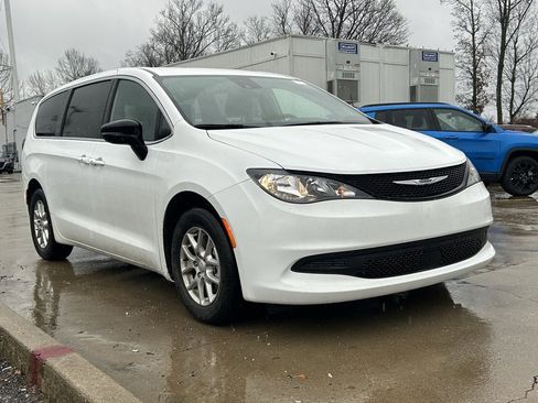 Used 2025 Chrysler Voyager LX image 4