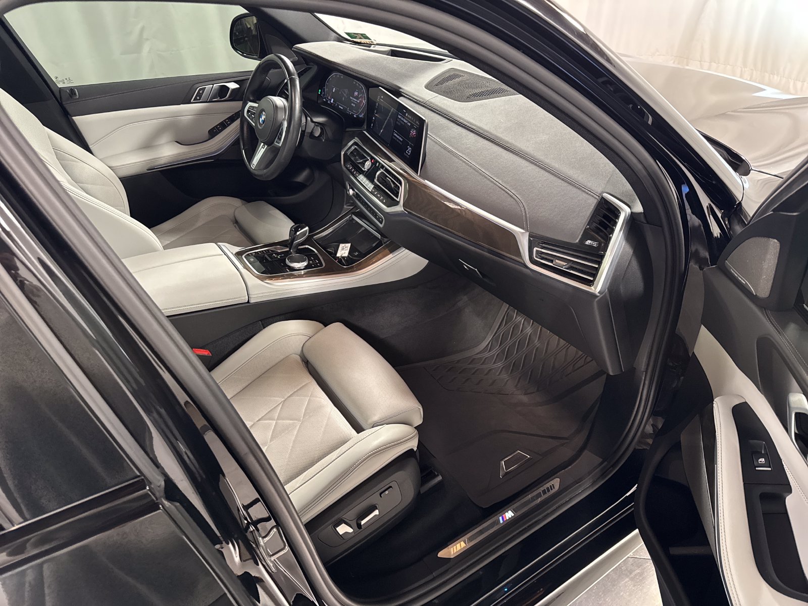 Used 2023 BMW X5 xDrive40i w/ M Sport Package AWD/4WD image 21