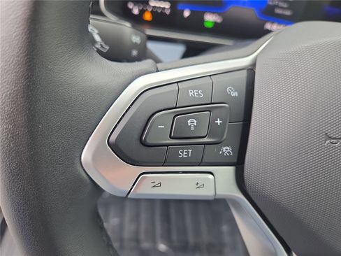 Certified 2025 Volkswagen Jetta SE w/ Sunroof Package image 16