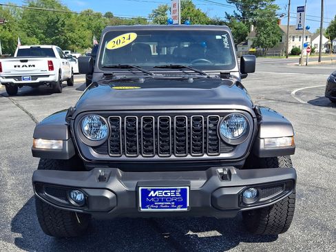 Used 2024 Jeep Gladiator Sport AWD/4WD image 2