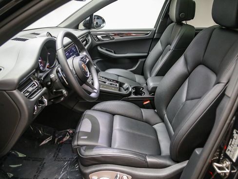 Certified 2025 Porsche Macan AWD/4WD image 22