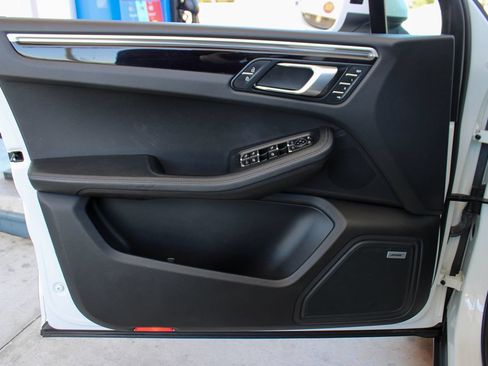 Used 2020 Porsche Macan AWD/4WD image 42