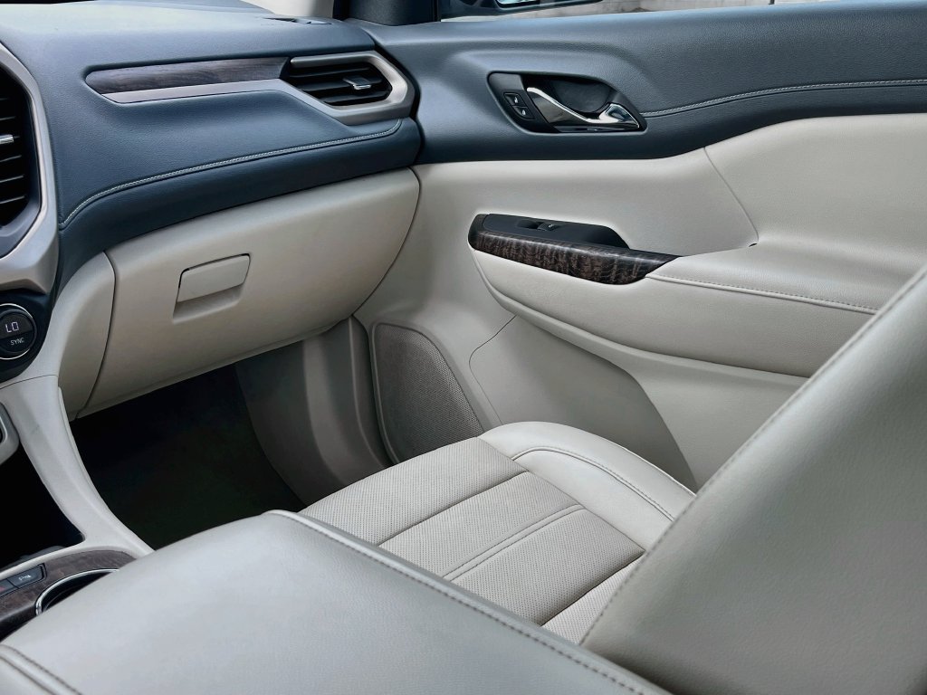 Used 2023 GMC Acadia Denali w/ Denali Ultimate Package FWD image 25