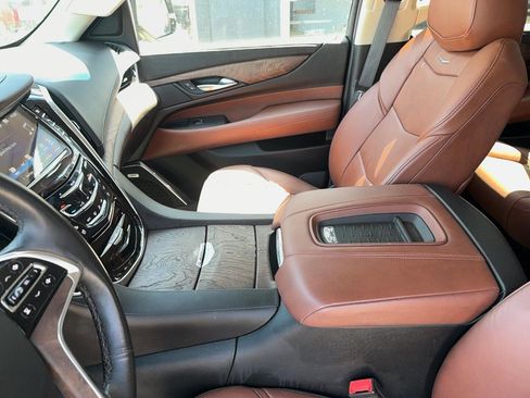 Used 2016 Cadillac Escalade Luxury AWD/4WD image 16