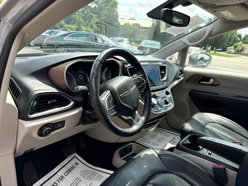 Used 2018 Chrysler Pacifica Touring-L Plus w/ Tire & Wheel Group image 17