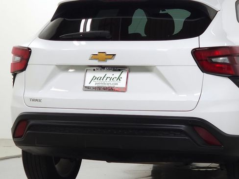 Used 2024 Chevrolet Trax LS w/ LS Convenience Package FWD image 10