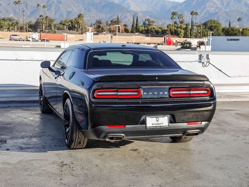 Used 2018 Dodge Challenger SXT image 7