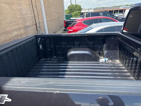 Used 2022 Chevrolet Silverado 1500 LT AWD/4WD image 4
