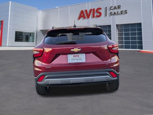 Used 2025 Chevrolet Trax LT w/ LT Convenience Package image 7