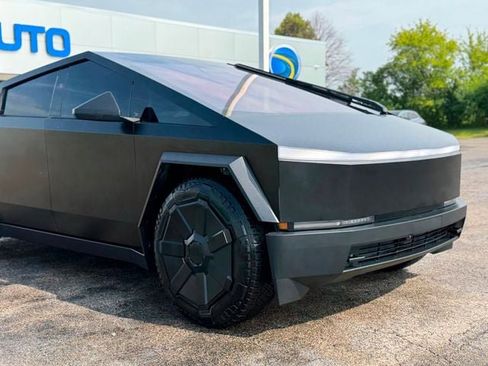 Used 2024 Tesla Cybertruck AWD Crew Cab image 3