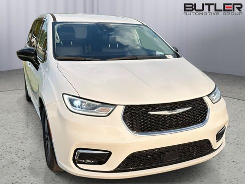 Used 2024 Chrysler Pacifica Limited FWD image 9