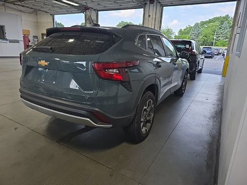 Used 2025 Chevrolet Trax LT FWD image 4