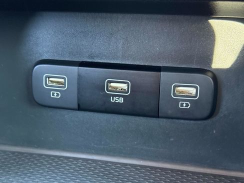 Used 2024 Kia Carnival LX image 25